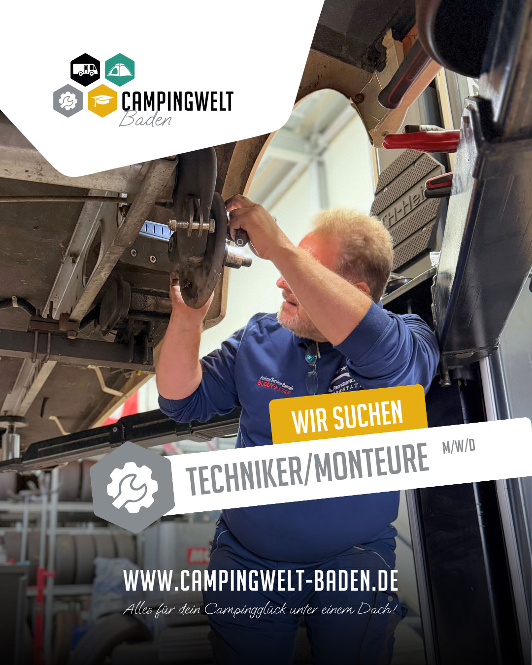 Stellenanzeige der Campingwelt Baden: Wir suchen Techniker/Monteure (m/w/d). Das Bild zeigt einen Mechaniker bei der Arbeit an einem Fahrzeug in der Werkstatt. Mit Logo und Website www.campingwelt-baden.de.